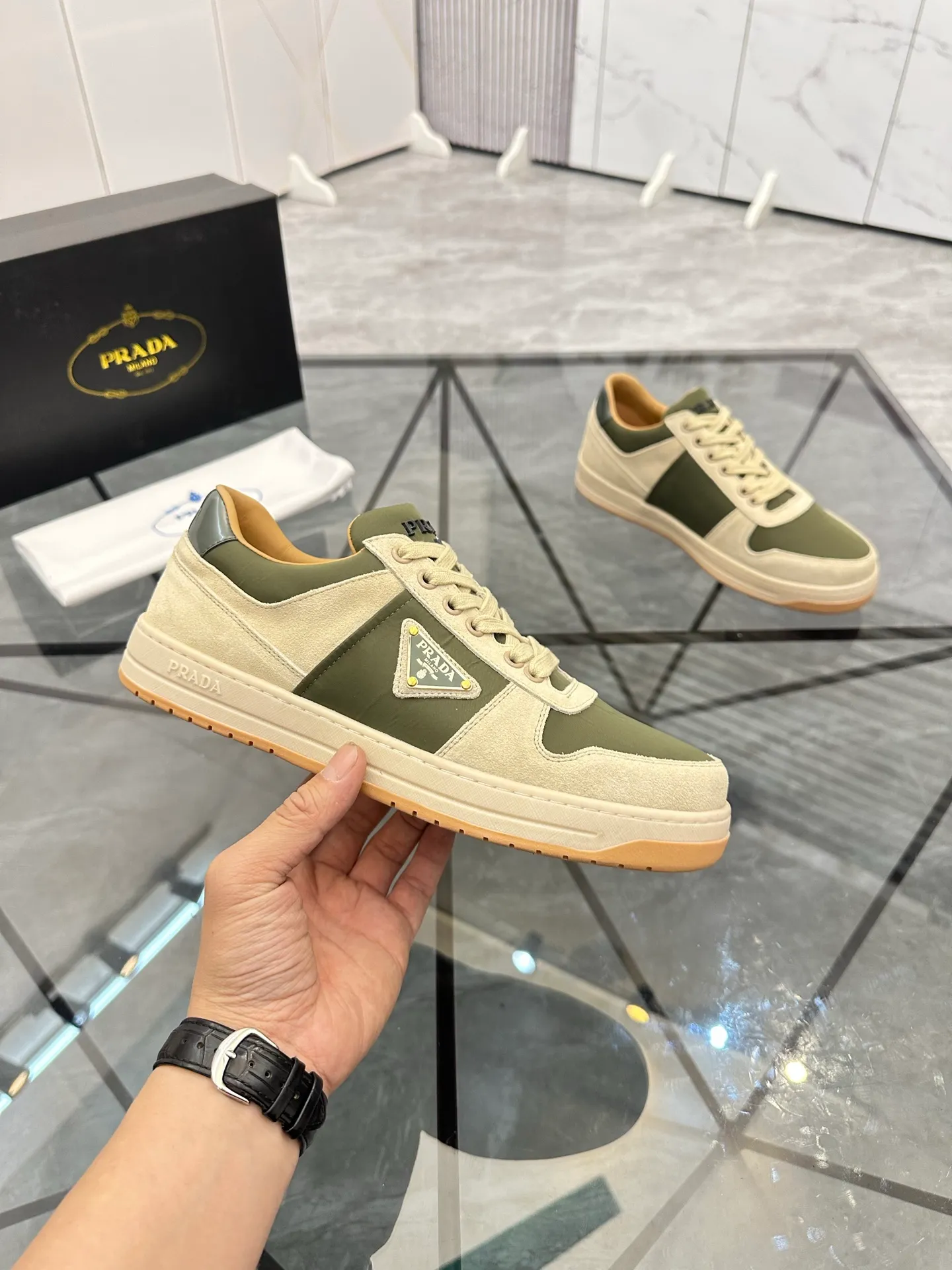 Men's shoes: 💰P420¥ Product trademark: Prada *"Prada*" low-top casual shoes Regular size: 38-44 (can be customized to 45) Product materials: imported cowhide upper with original fabric, breathable lining, original outsole. Number: 020